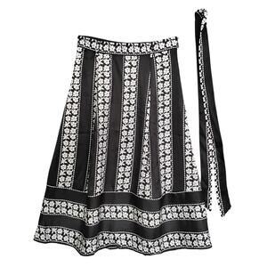 Ann Taylor Factory Petite Skirt Floral Black and White Flare Cut Size 00P